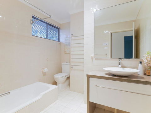 1 'Kooringal', 105 Soldiers Point Road - Waterfront Unit Wth Aircon - Accommodation Burleigh 1