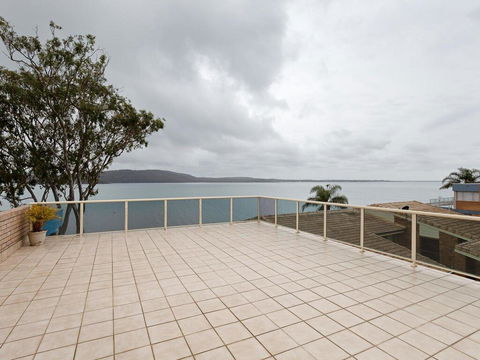 1 'Kooringal', 105 Soldiers Point Road - Waterfront Unit Wth Aircon - Accommodation Burleigh 0