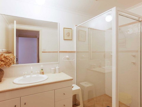 1 'Peninsula Waters', 2-4 Soldiers Point Road - Aircon, Pool & Massive Outdoor Area - Accommodation Burleigh 3