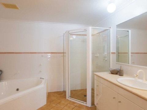 1 'Peninsula Waters', 2-4 Soldiers Point Road - Aircon, Pool & Massive Outdoor Area - Accommodation Burleigh 2