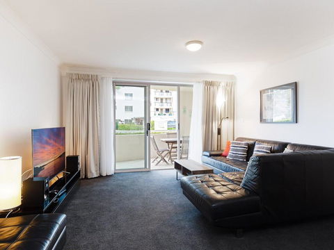 1 'SEASHELLS' 21-23 MAGNUS STREET - WIFI, POOL, LIFT & AIR CONDITIONING - Accommodation Burleigh 0