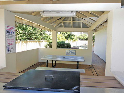 1 'SEASHELLS' 21-23 MAGNUS STREET - WIFI, POOL, LIFT & AIR CONDITIONING - Accommodation Burleigh 3
