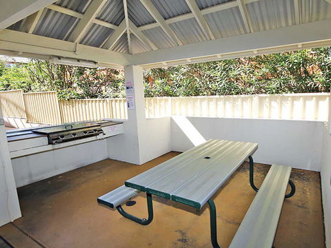 1 'SEASHELLS' 21-23 MAGNUS STREET - WIFI, POOL, LIFT & AIR CONDITIONING - Accommodation Burleigh 2