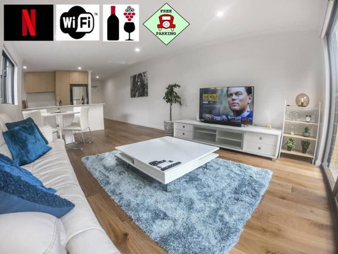 1 Bdrm Close Airport/Shops, WIFI, NETFLIX, PARKING - Accommodation Burleigh 0