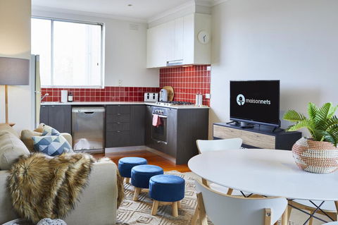 1 Bdrm Top Floor Apt With Sunroom - Accommodation Burleigh 1