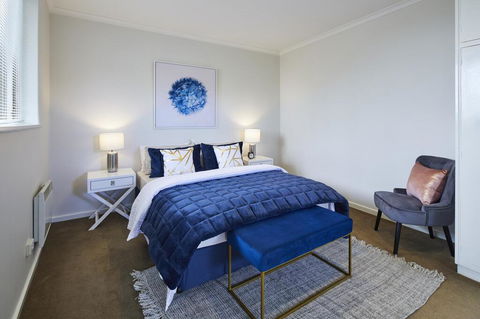1 Bdrm Top Floor Apt With Sunroom - Accommodation Burleigh 0