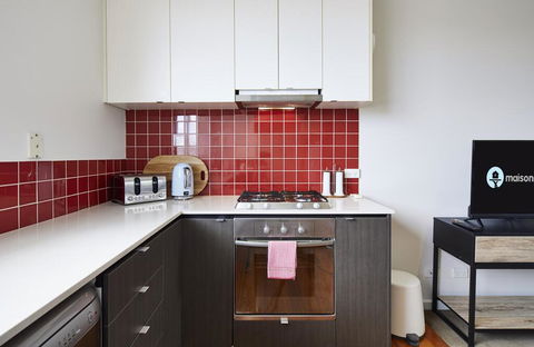 1 Bdrm Top Floor Apt With Sunroom - Accommodation Burleigh 3