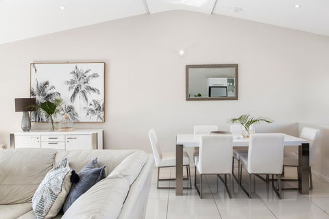 1/106 Noosa Parade - Accommodation Burleigh 0