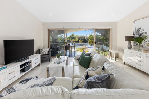 1/106 Noosa Parade - Accommodation Burleigh 2