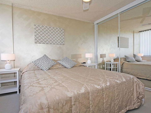10 'Magnus Gardens' 7 Magnus Street - Air Conditioned & Walk To Town Centre - Accommodation Burleigh 2