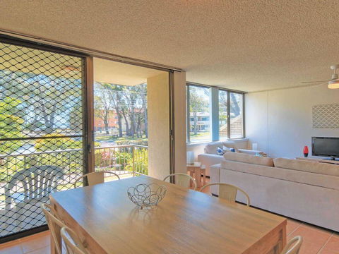10 'Magnus Gardens' 7 Magnus Street - Air Conditioned & Walk To Town Centre - Accommodation Burleigh 3