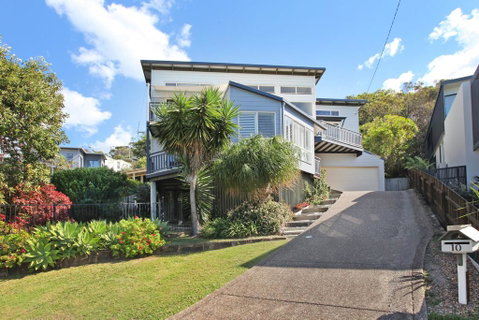 10 Barra Crescent, Coolum Beach, 500 BOND, WIFI, Walking Distance To Beach - Accommodation Burleigh 0