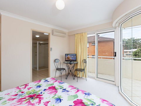 11 'Seashells', 21-23 Magnus Street - Pool, Lift, Aircon - Accommodation Burleigh 2