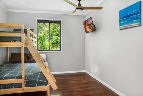 11 Naiad Court - Rainbow Shores, Fantastic Family Retreat, Swimming Pool, 200m To Beach, Free Wi-Fi - Accommodation Burleigh 1