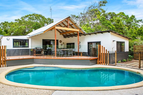11 Naiad Court - Rainbow Shores, Fantastic Family Retreat, Swimming Pool, 200m To Beach, Free Wi-Fi - Accommodation Burleigh 0