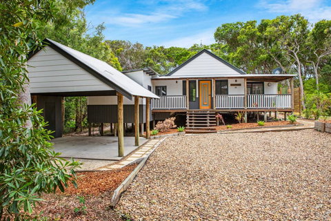 11 Naiad Court - Rainbow Shores, Fantastic Family Retreat, Swimming Pool, 200m To Beach, Free Wi-Fi - Accommodation Burleigh 3