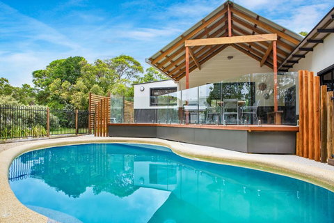11 Naiad Court - Rainbow Shores, Fantastic Family Retreat, Swimming Pool, 200m To Beach, Free Wi-Fi - Accommodation Burleigh 2