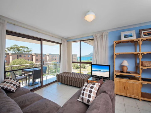 12 'Commodore', 6 Intrepid Close - Beautiful Water Views - Accommodation Burleigh 2