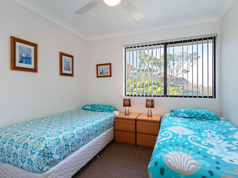 12 'Intrepid' 3 Intrepid Close - Right On The Beachfront - Accommodation Burleigh 3