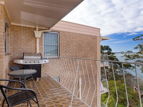 12 'Thurlow Lodge', 6 Thurlow Avenue - Water Views, Pool And Central Location - Accommodation Burleigh 2