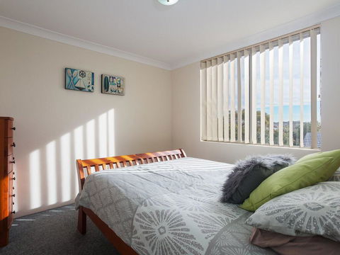 12 'Thurlow Lodge', 6 Thurlow Avenue - Water Views, Pool And Central Location - Accommodation Burleigh 3