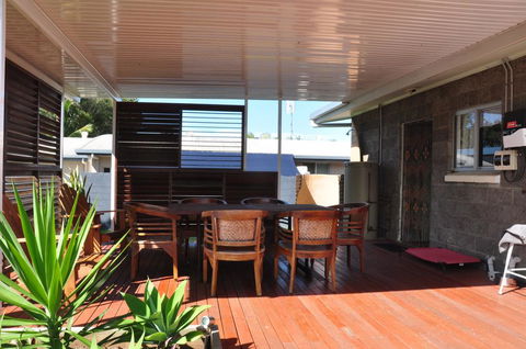 12 Zircon Street - Renovated Beach Shack With The Perfect Blend Of Comfort And Coastal Cool - Accommodation Burleigh 1