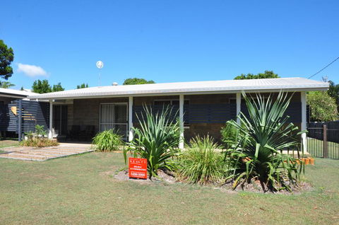 12 Zircon Street - Renovated Beach Shack With The Perfect Blend Of Comfort And Coastal Cool - Accommodation Burleigh 0