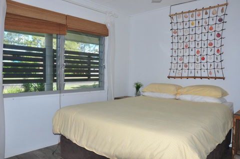 12 Zircon Street - Renovated Beach Shack With The Perfect Blend Of Comfort And Coastal Cool - Accommodation Burleigh 2