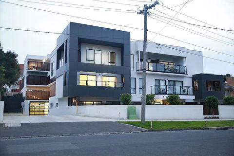 136, Light-filled Homely Box Hill Apt, 2Bed2BathFreeParking - Accommodation Burleigh 0