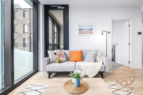 143, Summer Time Freshment In Melbourne Village - Accommodation Burleigh 1