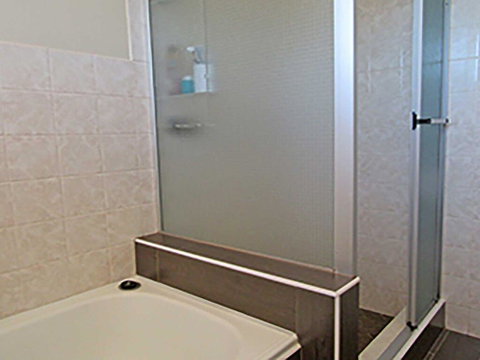 15 'Kanangra', 39 Soldiers Point Road - Fantastic Unit Right On The Water - Accommodation Burleigh 2
