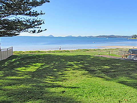 15 'Kanangra', 39 Soldiers Point Road - Fantastic Unit Right On The Water - Accommodation Burleigh 0