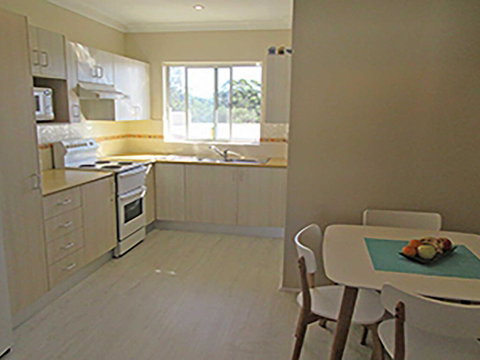 15 'Kanangra', 39 Soldiers Point Road - Fantastic Unit Right On The Water - Accommodation Burleigh 3