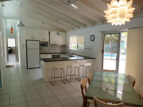 15 Larapinta Court - Family Home With Swimming Pool In A Quiet Street And Central Location Close To CBD - Accommodation Burleigh 0