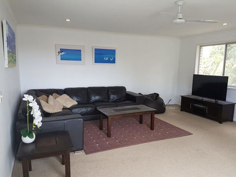 15 Larapinta Court - Family Home With Swimming Pool In A Quiet Street And Central Location Close To CBD - Accommodation Burleigh 1