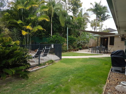 15 Larapinta Court - Family Home With Swimming Pool In A Quiet Street And Central Location Close To CBD - Accommodation Burleigh 3