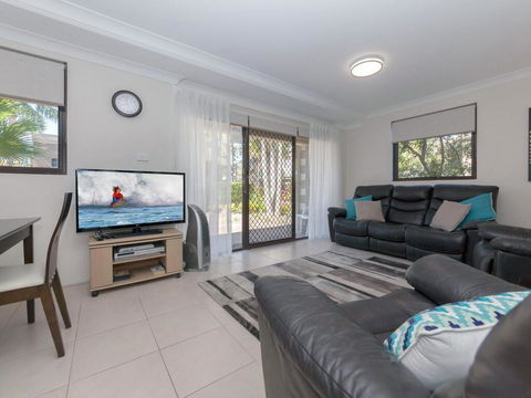 16 'Carindale' 19-23 Dowling St - Ground Floor, Foxtel, Pool And Tennis Court - Accommodation Burleigh 0