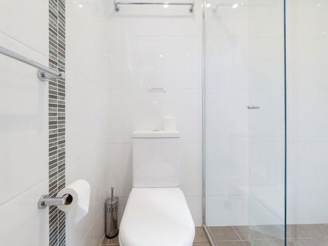 16 'Carindale' 19-23 Dowling St - Ground Floor, Foxtel, Pool And Tennis Court - Accommodation Burleigh 2