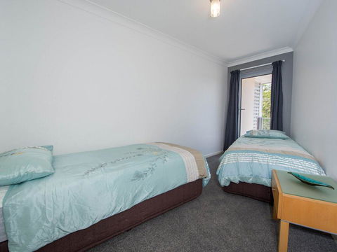 18 'Shoal Bay Beach Apartments' - Fantastic Air Conditioned Unit With A Pool & Lift - Accommodation Burleigh 1