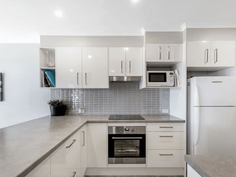 19 'Bay Parklands', 2 Gowrie Avenue - Ground Floor Renovated Unit With Water Views & WIFI - Accommodation Burleigh 1