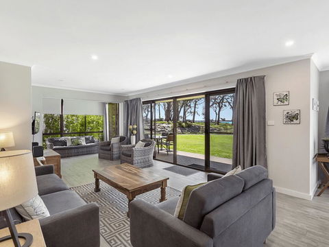 19 'Bay Parklands', 2 Gowrie Avenue - Ground Floor Renovated Unit With Water Views & WIFI - Accommodation Burleigh 0