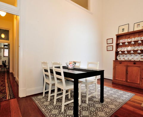 1904 - Central Historic 1 Bedroom Apartment - Accommodation Burleigh 2