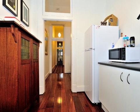 1904 - Central Historic 1 Bedroom Apartment - Accommodation Burleigh 3