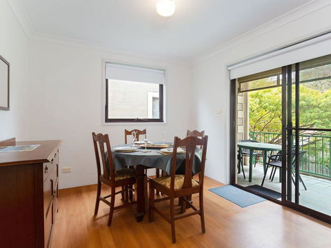 2 'Carindale', 19-23 Dowling Street - Pool, Tennis Court, Close To Town - Accommodation Burleigh 3