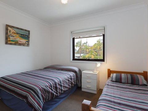 2 'Carindale', 19-23 Dowling Street - Pool, Tennis Court, Close To Town - Accommodation Burleigh 2