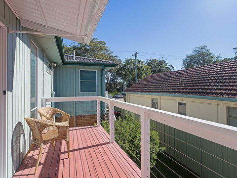 2 'Hibiscus Court' 9 Government Road - Fantastic Air Conditioned 3 Bedroom Unit - Accommodation Burleigh 1