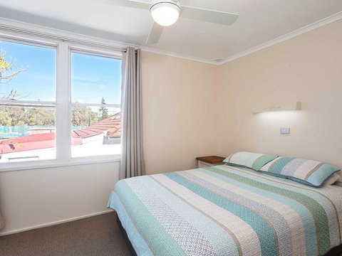 2 'Hibiscus Court' 9 Government Road - Fantastic Air Conditioned 3 Bedroom Unit - Accommodation Burleigh 3