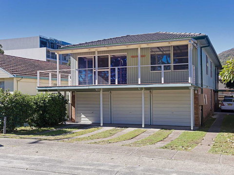 2 'Hibiscus Court' 9 Government Road - Fantastic Air Conditioned 3 Bedroom Unit - Accommodation Burleigh 0