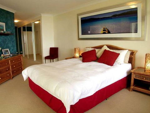 2 'Magnus Pines' 52-56 Magnus Street - Stunning Unit With Aircon, Water Views & Foxtel - Accommodation Burleigh 2