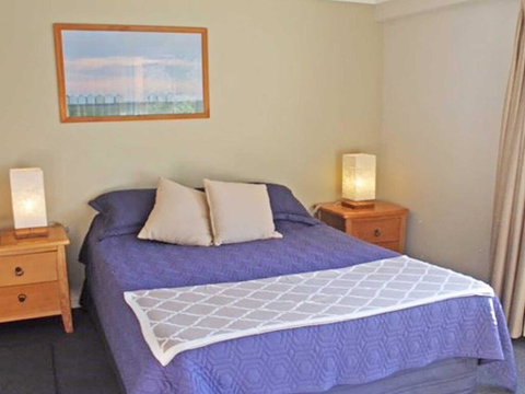 2 'Seashells' 21-23 Magnus Street - Pool , Lift , Aircon - Accommodation Burleigh 2